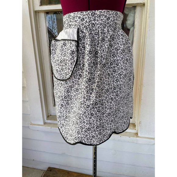 Vintage 1950s Half Apron Cotton Black/White Floral Retro - Picture 3 of 8